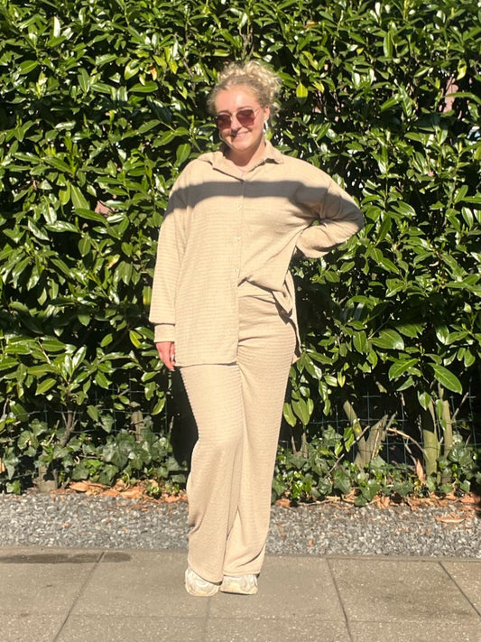 beige blouse broek 